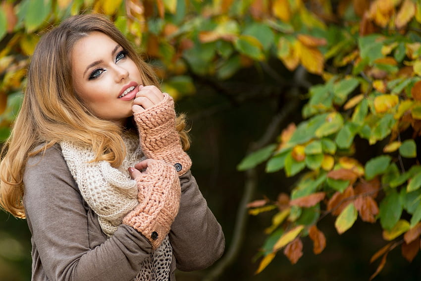 blonde in the autumn forest, makeup, leaves, blonde, branches, autumn, girl, scarf, mitts HD wallpaper
