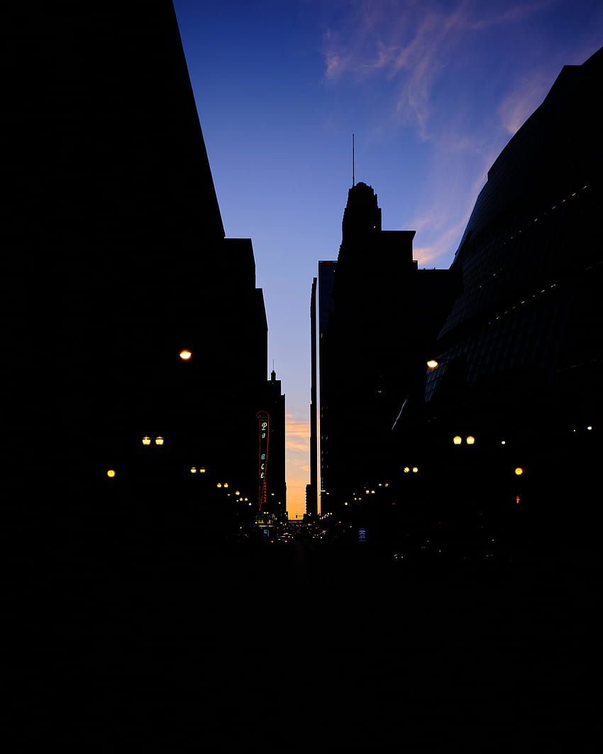 Градска улица, тъмно, сгради, силует HD тапет за телефон