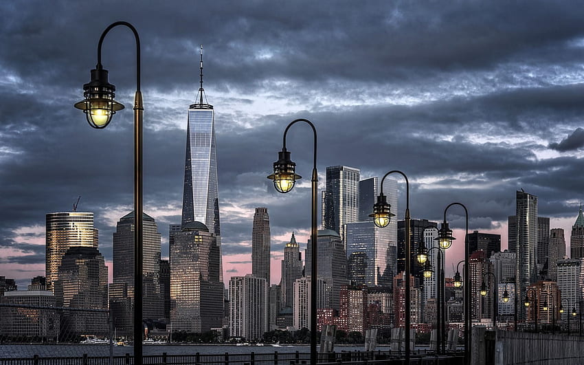 New York, dom Tower, 1 World Trade Center, gratte-ciel, soirée, paysage urbain, temps nuageux, États-Unis, Liberty Park pour avec résolution . Haute qualité Fond d'écran HD