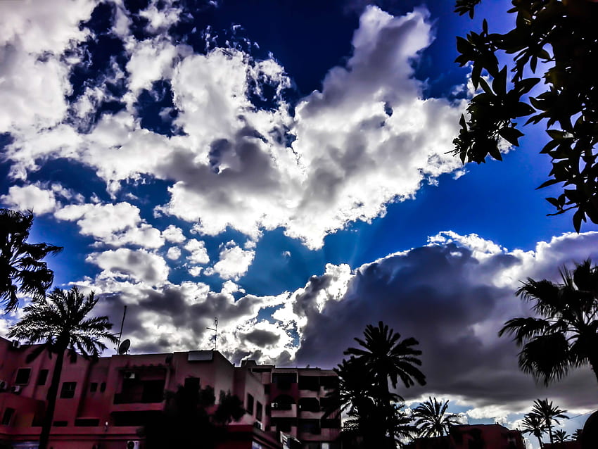 アフリカ、美しい、青い空、澄んだ空、雲、雲、雲景画、カラフルな家、、、、マラケシュ、モロッコ、ラシッド、サテライト、スマートフォン、冬。 クールで美しい雲のカラフル 高画質の壁紙