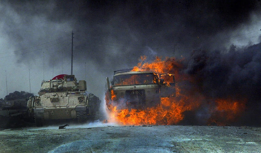 Горяща американска военна кола в Ирак - горящи превозни средства във войната в Ирак - и предистория HD тапет