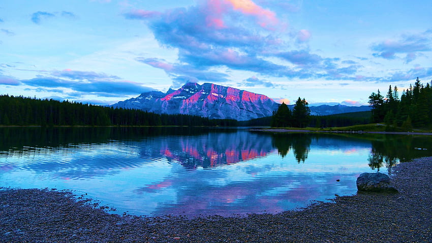 トゥージャック湖、カナダ、雲、風景、木々、アルバータ州、空、森からのランドル山の平和な眺め 高画質の壁紙