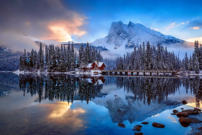 สะท้อนในฤดูหนาว ความเงียบสงบ ฤดูหนาว บ้าน ภูมิทัศน์ หิน สะท้อน ความสงบสุข ภูเขา ทะเลสาบ ฟอสต์ หิมะ สะพาน ต้นไม้ จุดสูงสุด ป่า วอลล์เปเปอร์ HD