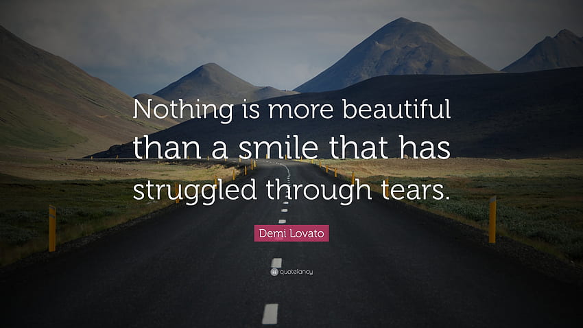 Lächeln Zitate: „Nichts ist schöner als ein Lächeln, das sich durch Tränen gekämpft hat HD-Hintergrundbild